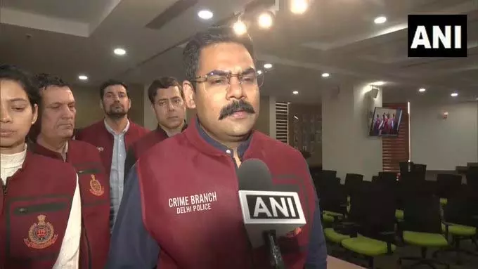 जमीन विवाद के चलते संपत्ति डीलर कार्यालय पर Firing , पुलिस ने आरोपी को गिरफ्तार किया जमीन विवाद के चलते संपत्ति डीलर कार्यालय पर Firing , पुलिस ने आरोपी को गिरफ्तार किया
