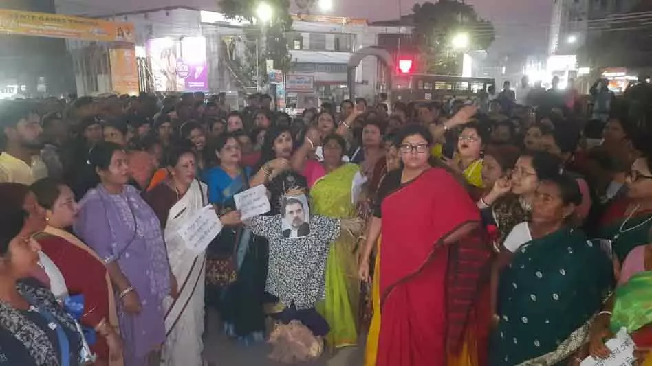Tripura महिला मोर्चा ने राहुल गांधी का पुतला जलाया, AI समिट विरोध Tripura महिला मोर्चा ने राहुल गांधी का पुतला जलाया, AI समिट विरोध