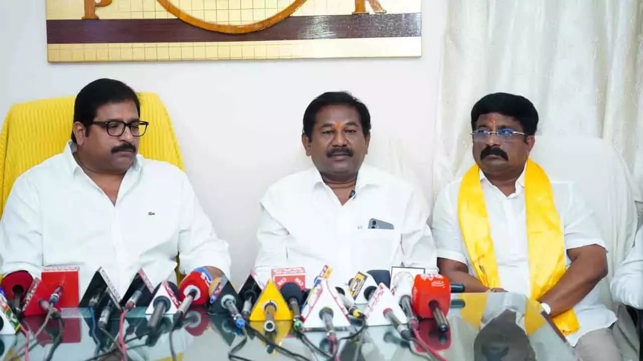 Dola Swamy ने YSRC पर धर्म का राजनीतिकरण करने का आरोप लगाया Dola Swamy ने YSRC पर धर्म का राजनीतिकरण करने का आरोप लगाया