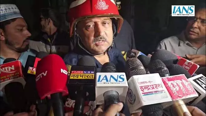 दुकान में लगी आग, 100 से अधिक दमकलकर्मी और 30 यूनिट लगी राहत एवं बचाव कार्य में दुकान में लगी आग, 100 से अधिक दमकलकर्मी और 30 यूनिट लगी राहत एवं बचाव कार्य में