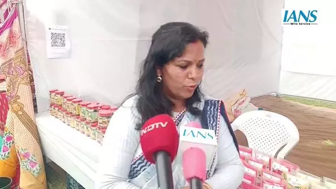 Rajsakhi मेले में राजीविका महिलाओं ने प्रदर्शित किए हर्बल होली गुलाल और स्थानीय उत्पाद Rajsakhi मेले में राजीविका महिलाओं ने प्रदर्शित किए हर्बल होली गुलाल और स्थानीय उत्पाद