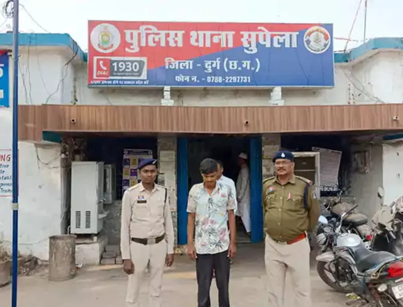 दुर्ग पुलिस ने मां-बेटे और आदतन अपराधी को किया गिरफ्तार दुर्ग पुलिस ने मां-बेटे और आदतन अपराधी को किया गिरफ्तार