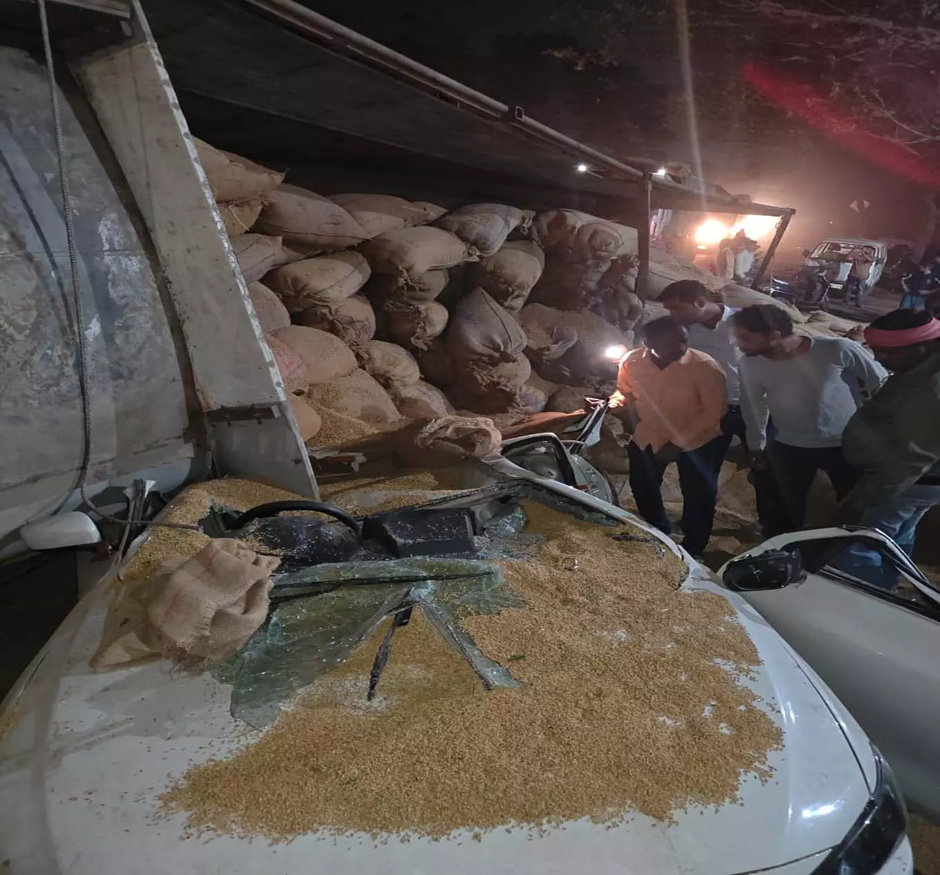रायपुर विधानसभा में ओवरलोडेड ट्रक कार पर पलटा, 1 की मौत, 2 घायल रायपुर विधानसभा में ओवरलोडेड ट्रक कार पर पलटा, 1 की मौत, 2 घायल