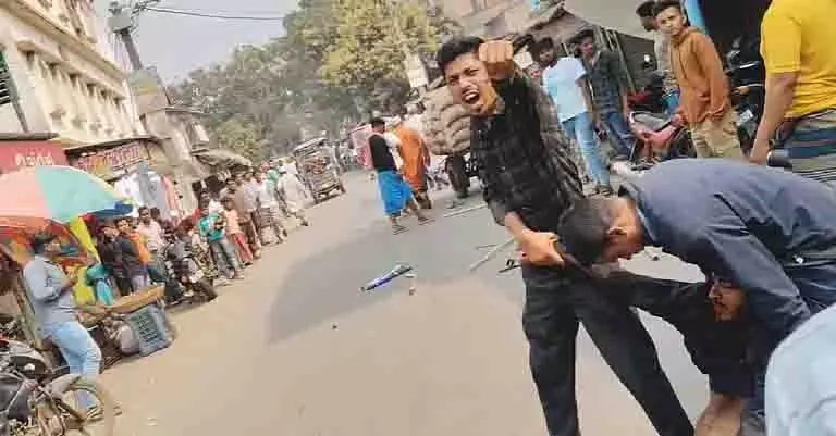 मिनाखा में TMC-ISF की झड़प खूनी हो गई, सड़क पर मारपीट मिनाखा में TMC-ISF की झड़प खूनी हो गई, सड़क पर मारपीट