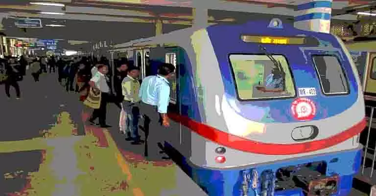 रविवार दोपहर महानायक उत्तमकुमार स्टेशन पर metro में मौत, अफरा-तफरी रविवार दोपहर महानायक उत्तमकुमार स्टेशन पर metro में मौत, अफरा-तफरी