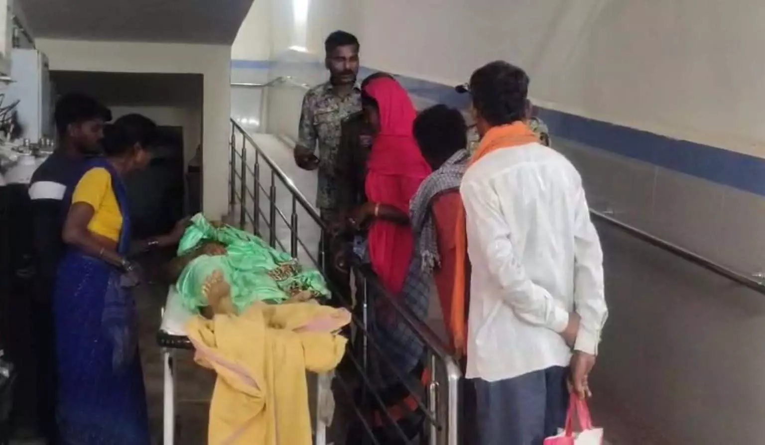 नेशनल हाईवे पर ट्रक की ठोकर से ट्रैक्टर ट्रॉली पलटी, महिला की मौत, 11 घायल नेशनल हाईवे पर ट्रक की ठोकर से ट्रैक्टर ट्रॉली पलटी, महिला की मौत, 11 घायल