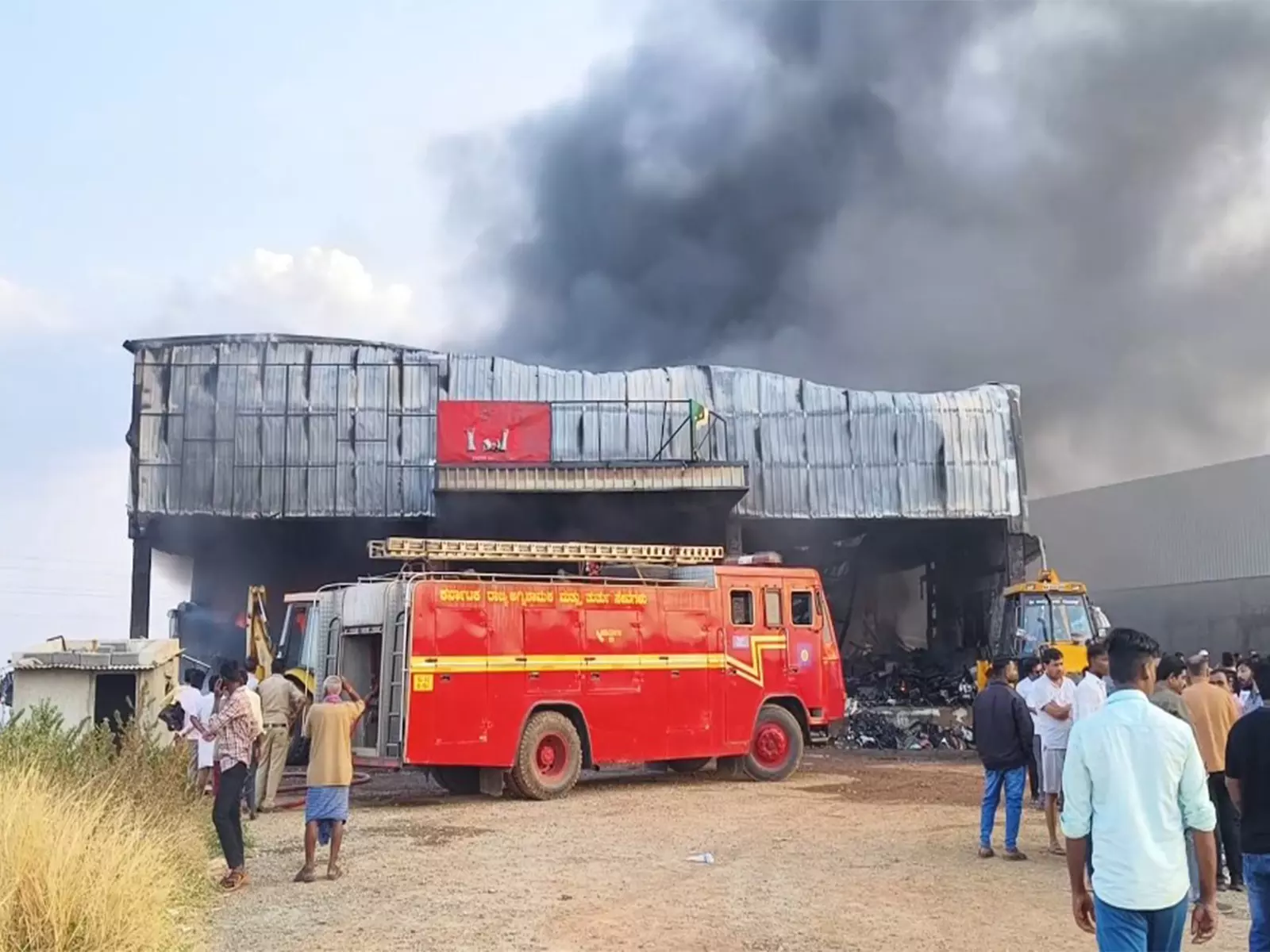 Hubli के कुसुगल रोड में इलेक्ट्रॉनिक्स गोदाम में आग लग गई, करोड़ों का नुकसान Hubli के कुसुगल रोड में इलेक्ट्रॉनिक्स गोदाम में आग लग गई, करोड़ों का नुकसान
