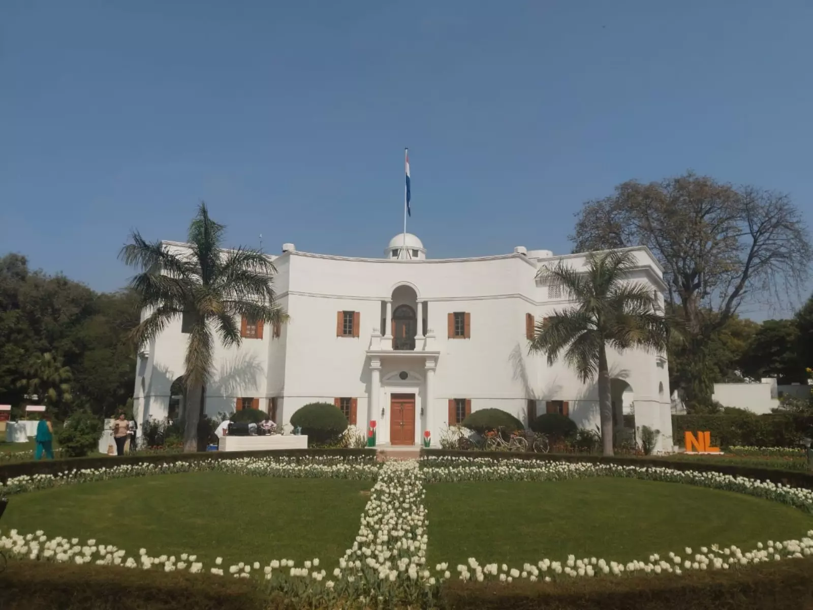 Delhi: डच राजदूत मारिसा गेरार्ड के आवास पर 50,000 ट्यूलिप के फूलों से वसंत ऋतु का आगमन हुआ Delhi: डच राजदूत मारिसा गेरार्ड के आवास पर 50,000 ट्यूलिप के फूलों से वसंत ऋतु का आगमन हुआ