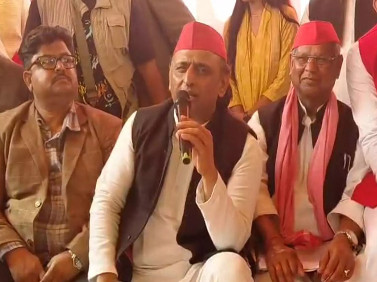 सरकार ने शंकराचार्य को अपमानित करने के लिए 20 साल पुरानी घटना को कुरेदा: Akhilesh Yadav. सरकार ने शंकराचार्य को अपमानित करने के लिए 20 साल पुरानी घटना को कुरेदा: Akhilesh Yadav.