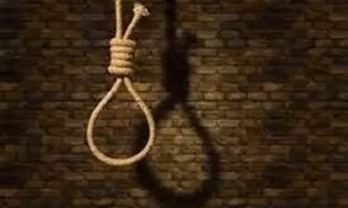 Up News: संदिग्ध परिस्थितियों में पेड़ से लटकते मिले युवक और युवती के शव,गांव में सनसनी Up News: संदिग्ध परिस्थितियों में पेड़ से लटकते मिले युवक और युवती के शव,गांव में सनसनी