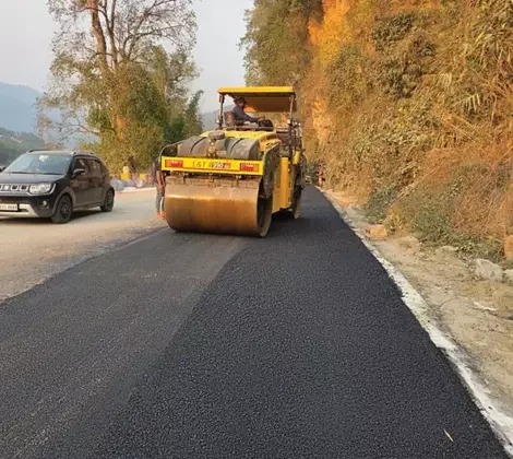 SEPPA: सेप्पा टाउनशिप की सड़क को बिटुमिनस कंक्रीट से पक्का किया जा रहा