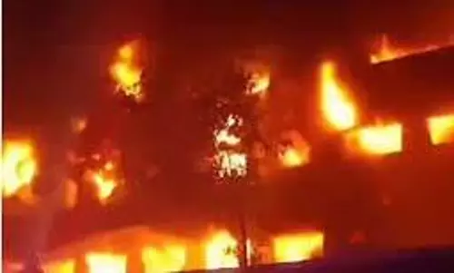 Delhi: 4 मंजिला शॉपिंग कॉम्प्लेक्स में लगी आग, लाखों का सामान जलकर खाक