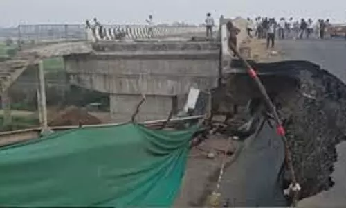 Madhya Pradesh: भरभराकर गिरा रेलवे ओवर ब्रिज का बड़ा हिस्सा, बाल-बाल बचे वाहन Madhya Pradesh: भरभराकर गिरा रेलवे ओवर ब्रिज का बड़ा हिस्सा, बाल-बाल बचे वाहन