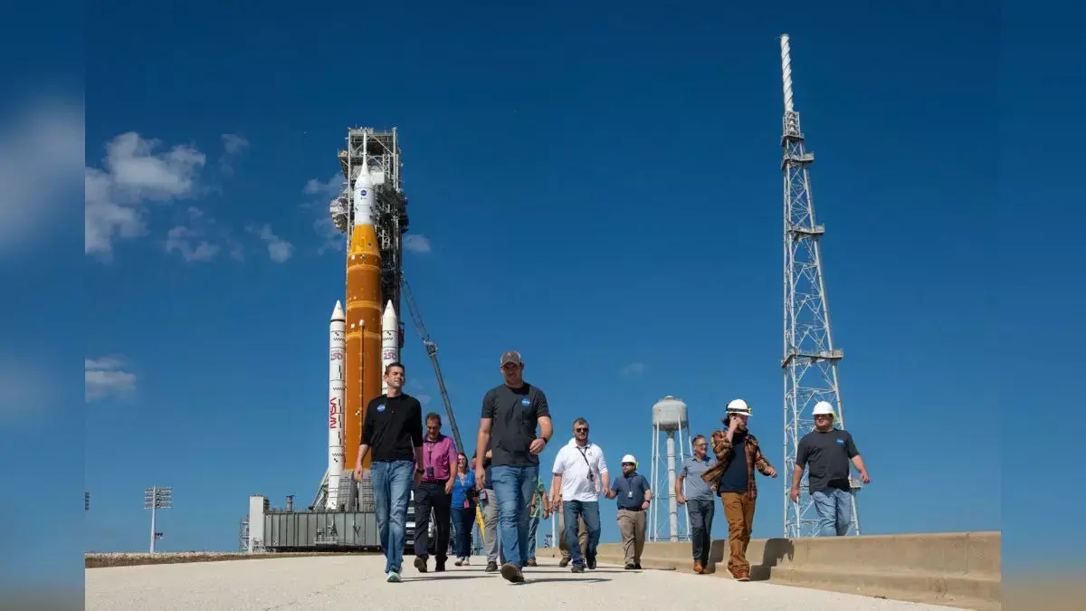 NASA का बड़ा मून रॉकेट और मरम्मत के लिए हैंगर में वापस भेजा। आर्टेमिस II में नई देरी क्यों हो रही है? NASA का बड़ा मून रॉकेट और मरम्मत के लिए हैंगर में वापस भेजा। आर्टेमिस II में नई देरी क्यों हो रही है?