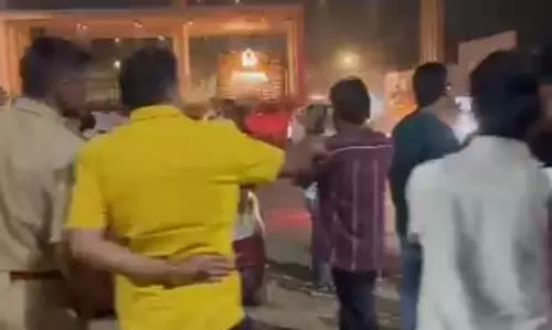 रायपुर में बिस्मिल की महफिल इवेंट खत्म होने के बाद देर रात हंगामा, कई युवक हिरासत में रायपुर में बिस्मिल की महफिल इवेंट खत्म होने के बाद देर रात हंगामा, कई युवक हिरासत में