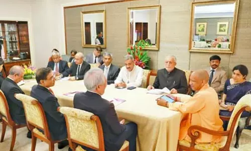 सीएम योगी ने सिंगापुर में टेमासेक के चेयरमैन टीओ ची हीन के साथ बैठक की