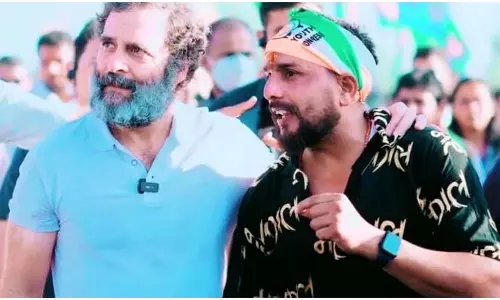 कांग्रेस नेता को साथ ले गई पुलिस, राहुल गांधी संग फोटो वायरल कांग्रेस नेता को साथ ले गई पुलिस, राहुल गांधी संग फोटो वायरल