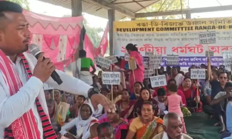 Assam: रंगा डी-रिजर्व में ज़मीन के पट्टों को लेकर असम-अरुणाचल बॉर्डर पर विरोध प्रदर्शन Assam: रंगा डी-रिजर्व में ज़मीन के पट्टों को लेकर असम-अरुणाचल बॉर्डर पर विरोध प्रदर्शन
