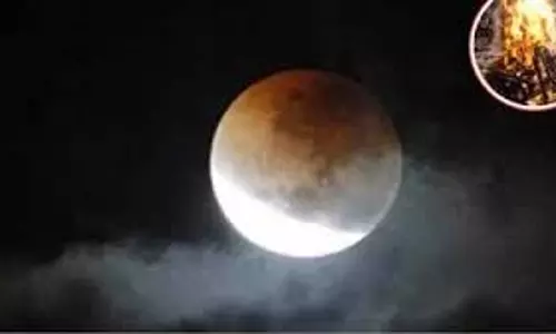 Chandra Grahan 2026: चंद्र ग्रहण में अंतिम संस्कार करना सही या गलत, जानें क्या कहते हैं शास्त्र Chandra Grahan 2026: चंद्र ग्रहण में अंतिम संस्कार करना सही या गलत, जानें क्या कहते हैं शास्त्र