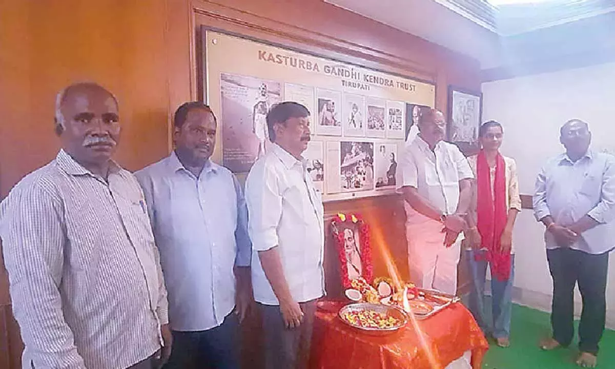 Telangana: कस्तूरबा गांधी की 82वीं पुण्यतिथि तिरुपति में मनाई गई Telangana: कस्तूरबा गांधी की 82वीं पुण्यतिथि तिरुपति में मनाई गई