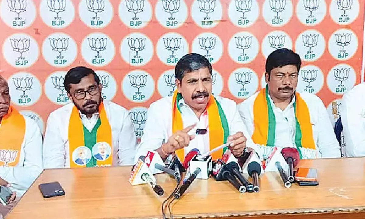 BJP ने कामारेड्डी में विधायक पर हमले की निंदा की BJP ने कामारेड्डी में विधायक पर हमले की निंदा की