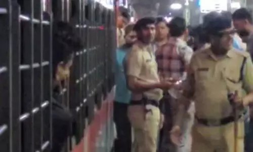 Mahanagari एक्सप्रेस हादसा: ठाणे रेलवे स्टेशन पर खाई में गिरने से यात्री गंभीर रूप से घायल Mahanagari एक्सप्रेस हादसा: ठाणे रेलवे स्टेशन पर खाई में गिरने से यात्री गंभीर रूप से घायल