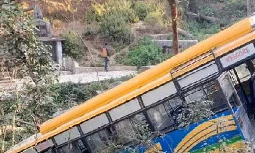 Nepal के धाडिंग जिले में बस दुर्घटना में कम से कम 17 लोगों की मौत Nepal के धाडिंग जिले में बस दुर्घटना में कम से कम 17 लोगों की मौत