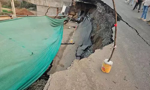 MP : जबलपुर में रेलवे ओवरब्रिज का एक हिस्सा गिरने के बाद NH-45 पर ट्रैफिक डायवर्ट किया गया MP : जबलपुर में रेलवे ओवरब्रिज का एक हिस्सा गिरने के बाद NH-45 पर ट्रैफिक डायवर्ट किया गया