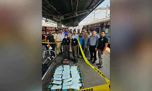 Mumbai : बांद्रा रेलवे पुलिस ने अवध एक्सप्रेस में लावारिस बैग से ₹13.83 करोड़ का 13 किलो चरस जब्त किया Mumbai : बांद्रा रेलवे पुलिस ने अवध एक्सप्रेस में लावारिस बैग से ₹13.83 करोड़ का 13 किलो चरस जब्त किया