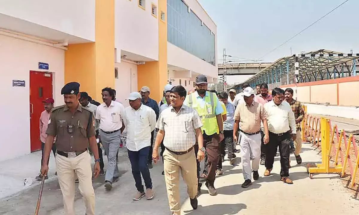 Andhra: डीआरएम वाल्टेयर ने डीजल लोको शेड का निरीक्षण किया Andhra: डीआरएम वाल्टेयर ने डीजल लोको शेड का निरीक्षण किया