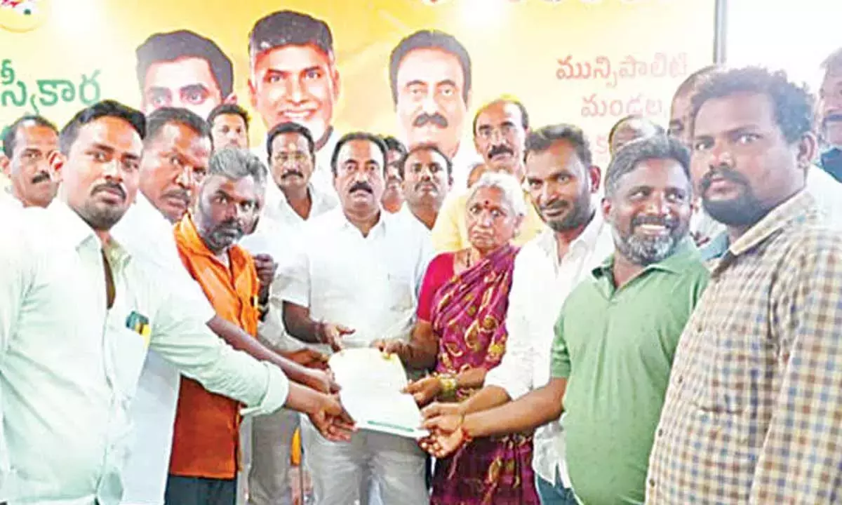 Andhra: विधायक ने 42 लाख रुपये के सीएमआरएफ फंड बांटे