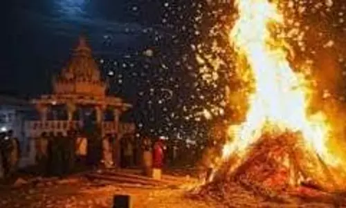 Falgun Purnima 2026: फाल्गुन पूर्णिमा पर क्यों की जाती है अग्नि पूजा Falgun Purnima 2026: फाल्गुन पूर्णिमा पर क्यों की जाती है अग्नि पूजा