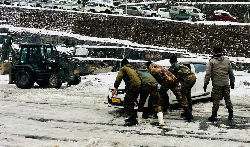 Indian Army ने ‘ऑपरेशन हिमराहत’ के तहत पूर्वी Sikkim में फंसे 46 पर्यटकों को बचाया Indian Army ने ‘ऑपरेशन हिमराहत’ के तहत पूर्वी Sikkim में फंसे 46 पर्यटकों को बचाया