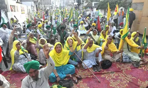 किसानों ने AAP और BJP नेताओं के घरों के पास प्रदर्शन किया किसानों ने AAP और BJP नेताओं के घरों के पास प्रदर्शन किया