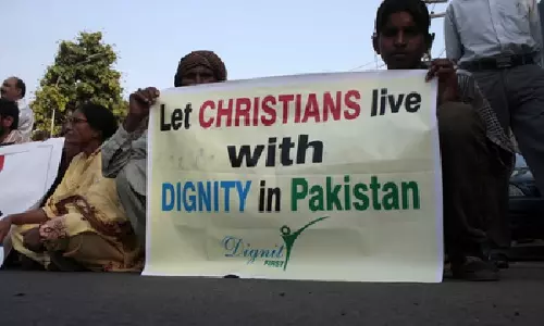 Pakistan: पिता पर कर्ज़ के दबाव में इस्लाम अपनाने का आरोप