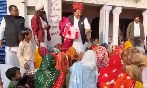आप सिर्फ़ मोदी पर इल्ज़ाम लगा रहे हैं: BJP नेता ने मुस्लिम महिलाओं से कंबल वापस लिए, वीडियो आप सिर्फ़ मोदी पर इल्ज़ाम लगा रहे हैं: BJP नेता ने मुस्लिम महिलाओं से कंबल वापस लिए, वीडियो