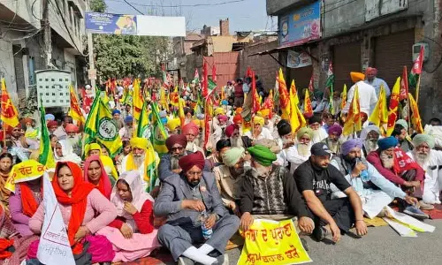 किसानों ने BJP नेता तरुण चुघ के कार्यालय के बाहर भारत-अमेरिका व्यापार समझौते का विरोध किया