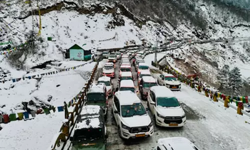 ऑपरेशन हिमराहत: भारतीय सेना ने पूर्वी सिक्किम में फंसे 46 पर्यटकों को बचाया ऑपरेशन हिमराहत: भारतीय सेना ने पूर्वी सिक्किम में फंसे 46 पर्यटकों को बचाया