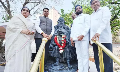 महाराष्ट्र के CM, डिप्टी CM शिंदे और सुनेत्रा पवार ने बजट सेशन 2026 से पहले शिवाजी महाराज को श्रद्धांजलि दी महाराष्ट्र के CM, डिप्टी CM शिंदे और सुनेत्रा पवार ने बजट सेशन 2026 से पहले शिवाजी महाराज को श्रद्धांजलि दी