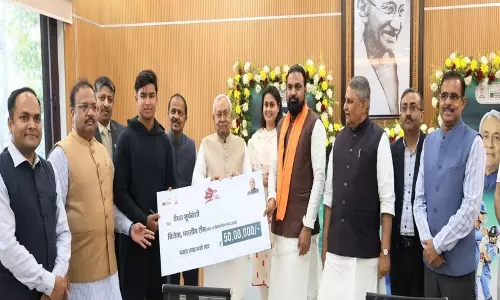 Bihar CM नीतीश कुमार ने अंडर-19 वर्ल्ड कप स्टार वैभव सूर्यवंशी को सम्मानित किया