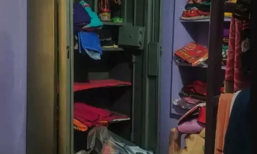 Odisha : नबरंगपुर में बदमाशों ने चाकू की नोक पर 70 लाख कैश और 10 लाख का सोना लूटा Odisha : नबरंगपुर में बदमाशों ने चाकू की नोक पर 70 लाख कैश और 10 लाख का सोना लूटा
