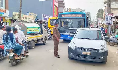 Hoskote में बेतरतीब पार्किंग: गाड़ी चलाने वालों और पैदल चलने वालों के लिए परेशानी Hoskote में बेतरतीब पार्किंग: गाड़ी चलाने वालों और पैदल चलने वालों के लिए परेशानी