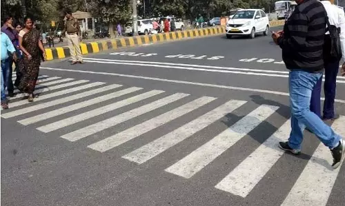 Chennai: अन्ना नगर में ज़ेबरा क्रॉसिंग पर पत्थर के ब्लॉक से पैदल चलने वालों को खतरा