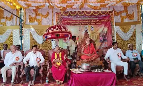 एक समाज जो वीरब्रह्मेंद्र की बातों पर नहीं चलता: Shivasuganathirtha Swamiji एक समाज जो वीरब्रह्मेंद्र की बातों पर नहीं चलता: Shivasuganathirtha Swamiji