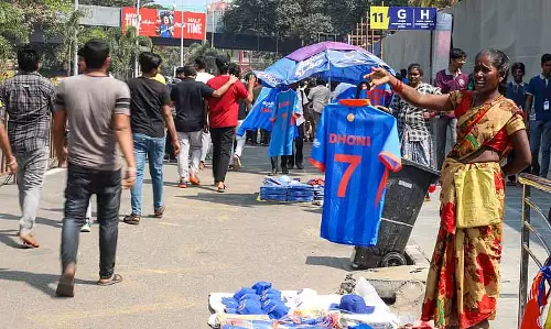 CHENNAI: क्रिकेट नोमैड्स, मैच के दौरान जर्सी बेचने वाले घूमते रहते हैं