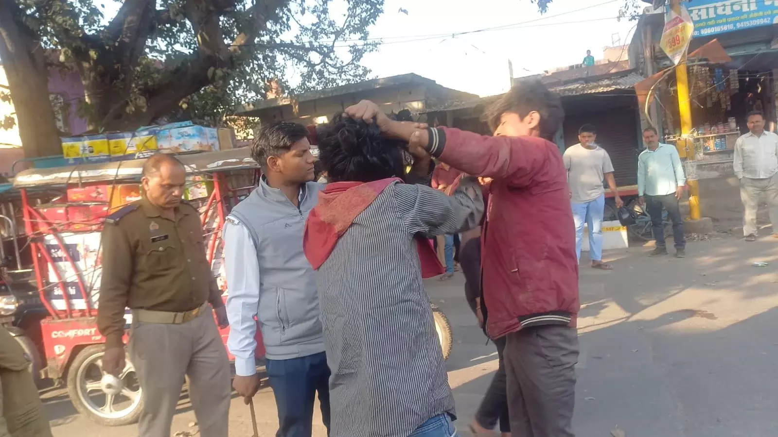Farrukhabad: लाल गेट चौराहे पर रिक्शा चालकों में मारपीट Farrukhabad: लाल गेट चौराहे पर रिक्शा चालकों में मारपीट