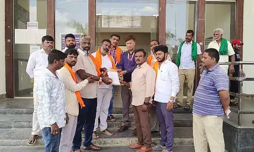 Karnataka : श्री राम सेना ने कनकपुरा तालुक प्रशासन के ज़रिए गवर्नर को एक पिटीशन दी Karnataka : श्री राम सेना ने कनकपुरा तालुक प्रशासन के ज़रिए गवर्नर को एक पिटीशन दी