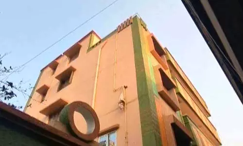 Paradip में चार मंजिला इमारत से गिरने से महिला की मौत, सात हिरासत में Paradip में चार मंजिला इमारत से गिरने से महिला की मौत, सात हिरासत में