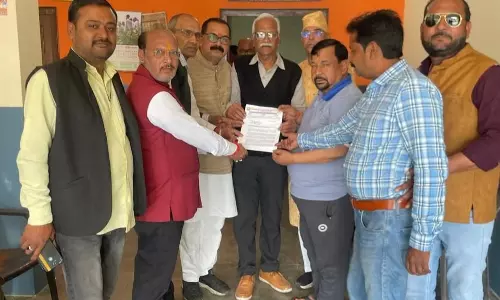Farrukhabad: व्यापार मंडल ने सांसद को सौंपा ज्ञापन