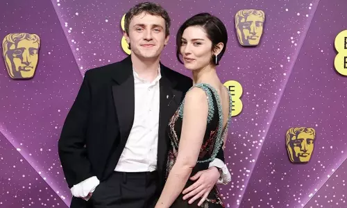 BAFTA 2026: पॉल मेस्कल, ग्रेसी अब्राम्स रेड कार्पेट पर ऑफिशियली दिखे